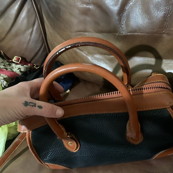 Medium size Brown and black dooney and bourke purse. Very clean 3 inside pocket - Picture 6 of 8